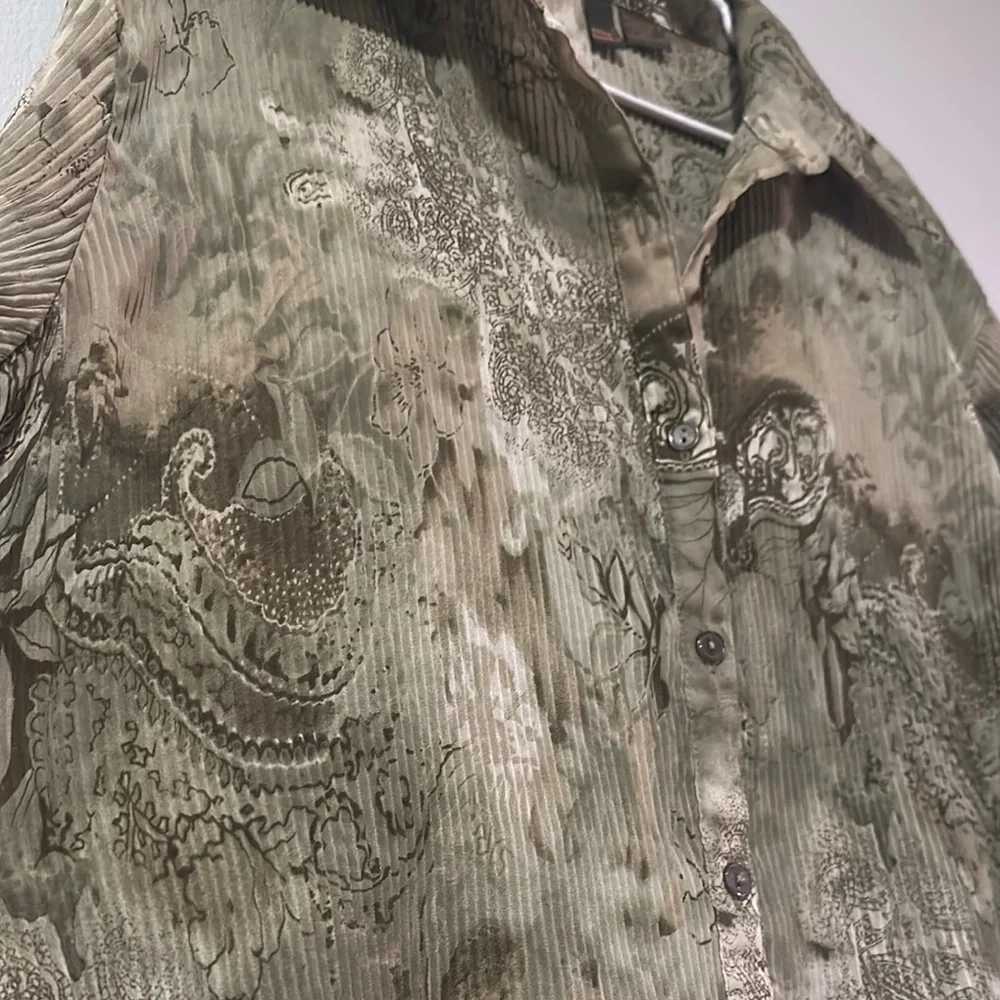 Green Patterned Button-Up Blouse - Picture 4 of 6